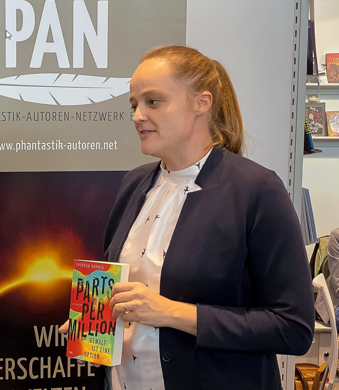 Theresa Hannig am PAN-Stand der Frankfurter Buchmesse